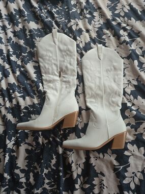 Women's White Western Mid-Calf Boots - Classic Cowboy Style